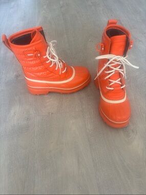 Sorel Sz 6 worn once Bright Orange Lace-Up Waterproof Boots